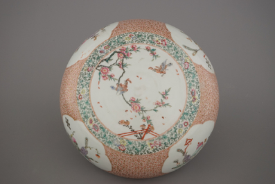 Bo&icirc;te ronde couverte en porcelaine de Chine, famille rose, marqu&eacute;e Qianlong et probablement de cette p&eacute;riode