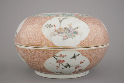 Bo&icirc;te ronde couverte en porcelaine de Chine, famille rose, marqu&eacute;e Qianlong et probablement de cette p&eacute;riode