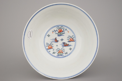 Coupe wucai en porcelaine de Chine, marqu&eacute;e Qianlong et probablement de cette p&eacute;riode