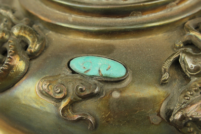Impressionant chandelier chinois en argent et jade incrust&eacute; de turquoise et corail, 19e
