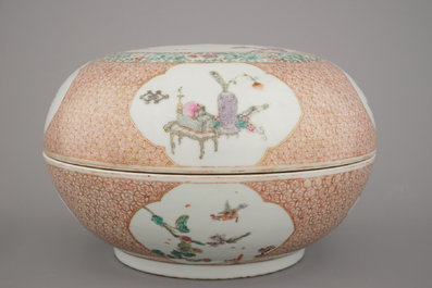 Bo&icirc;te ronde couverte en porcelaine de Chine, famille rose, marqu&eacute;e Qianlong et probablement de cette p&eacute;riode