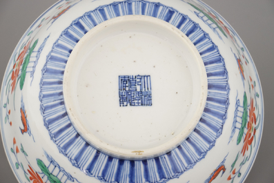 Coupe wucai en porcelaine de Chine, marqu&eacute;e Qianlong et probablement de cette p&eacute;riode