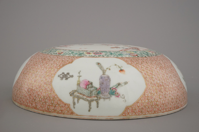 Bo&icirc;te ronde couverte en porcelaine de Chine, famille rose, marqu&eacute;e Qianlong et probablement de cette p&eacute;riode
