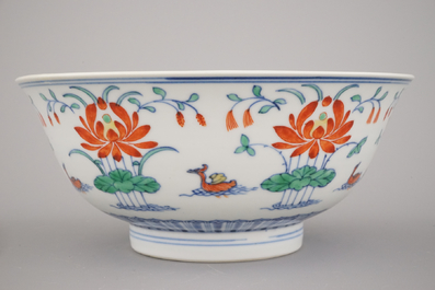 Coupe wucai en porcelaine de Chine, marqu&eacute;e Qianlong et probablement de cette p&eacute;riode