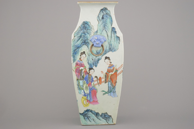 Vase quadrangulaire en porcelaine de Chine, famille rose, 19e