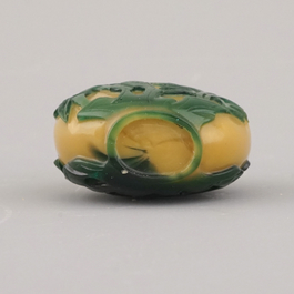 A Chinese overlay glass snuff bottle, ca. 1800