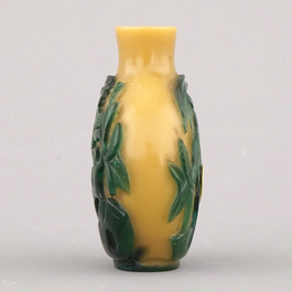 A Chinese overlay glass snuff bottle, ca. 1800