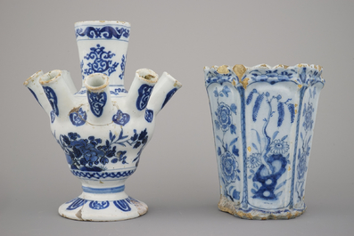 Petite tulipi&egrave;re et vase &agrave; fleurs en fa&iuml;ence de Delft, bleu et blanc, 17e-18e