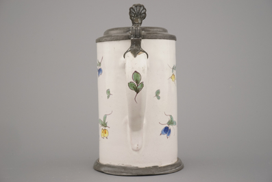 Gobelet en fa&iuml;ence polychrome fran&ccedil;aise avec monture en &eacute;tain, 18e