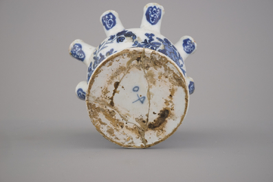 Petite tulipi&egrave;re et vase &agrave; fleurs en fa&iuml;ence de Delft, bleu et blanc, 17e-18e