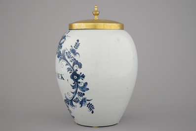 Pot &agrave; tabac, couvert en cuivre, en fa&iuml;ence de Delft, "MARTINIQUE", 18e