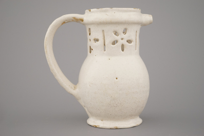 Pichet trompeur en blanc de Delft, fin 17e