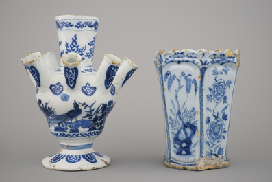 Petite tulipi&egrave;re et vase &agrave; fleurs en fa&iuml;ence de Delft, bleu et blanc, 17e-18e
