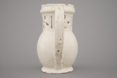 Pichet trompeur en blanc de Delft, fin 17e