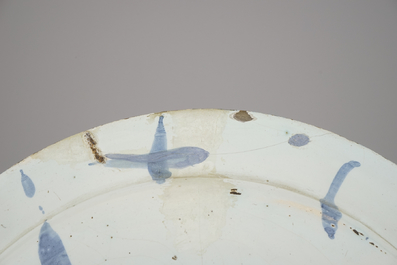 Plat en fa&iuml;ence de Delft, bleu et blanc, d&eacute;cor double portrait royal, fin 17e