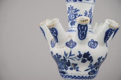 Petite tulipi&egrave;re et vase &agrave; fleurs en fa&iuml;ence de Delft, bleu et blanc, 17e-18e