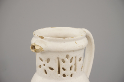 Pichet trompeur en blanc de Delft, fin 17e