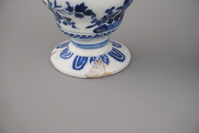 Petite tulipi&egrave;re et vase &agrave; fleurs en fa&iuml;ence de Delft, bleu et blanc, 17e-18e