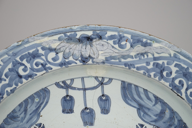 Plat en fa&iuml;ence de Delft, bleu et blanc, d&eacute;cor double portrait royal, fin 17e