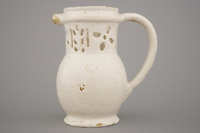 Pichet trompeur en blanc de Delft, fin 17e