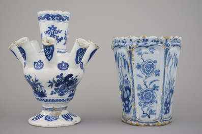 Petite tulipi&egrave;re et vase &agrave; fleurs en fa&iuml;ence de Delft, bleu et blanc, 17e-18e