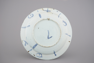 Plat en fa&iuml;ence de Delft, bleu et blanc, d&eacute;cor double portrait royal, fin 17e