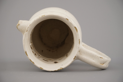 Pichet trompeur en blanc de Delft, fin 17e