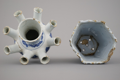 Petite tulipi&egrave;re et vase &agrave; fleurs en fa&iuml;ence de Delft, bleu et blanc, 17e-18e