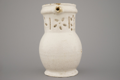 Pichet trompeur en blanc de Delft, fin 17e