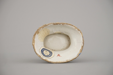 Sali&egrave;re en fa&iuml;ence de Delft dor&eacute;, Pieter Adriaensz Kocx, De Grieksche A, 1705-1720