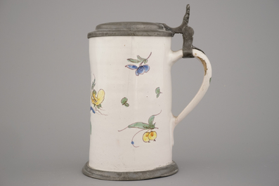 Gobelet en fa&iuml;ence polychrome fran&ccedil;aise avec monture en &eacute;tain, 18e