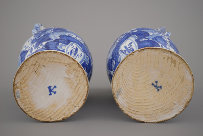Paire de vases d'autel en fa&iuml;ence de Cologne, bleu et blanc, 17e