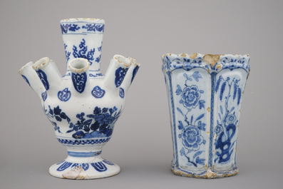 Petite tulipi&egrave;re et vase &agrave; fleurs en fa&iuml;ence de Delft, bleu et blanc, 17e-18e