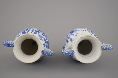 Paire de vases d'autel en fa&iuml;ence de Cologne, bleu et blanc, 17e