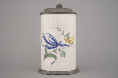 Gobelet en fa&iuml;ence polychrome fran&ccedil;aise avec monture en &eacute;tain, 18e