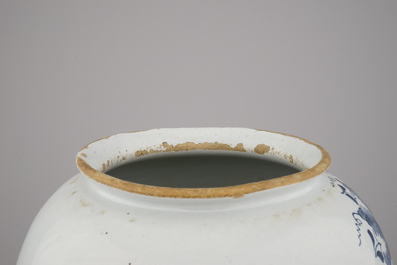 Pot &agrave; tabac, couvert en cuivre, en fa&iuml;ence de Delft, "MARTINIQUE", 18e