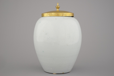 Pot &agrave; tabac, couvert en cuivre, en fa&iuml;ence de Delft, "MARTINIQUE", 18e