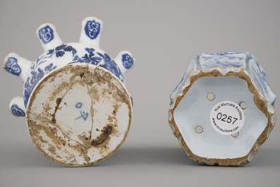 Petite tulipi&egrave;re et vase &agrave; fleurs en fa&iuml;ence de Delft, bleu et blanc, 17e-18e