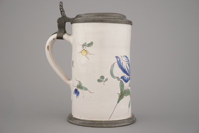 Gobelet en fa&iuml;ence polychrome fran&ccedil;aise avec monture en &eacute;tain, 18e