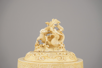 Fijne Chinese gegraveerde ivoren beker met deksel, ca 1900