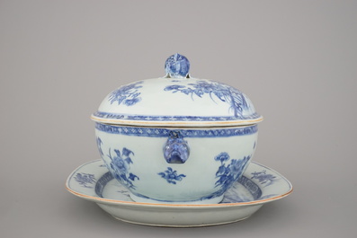 Terrine couverte sur plat en porcelaine de Chine, bleu et blanc, Qianlong, 18e