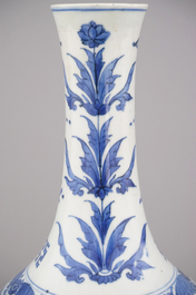 A Chinese porcelain blue and white Transitional bottle vase, late Ming Dynasty, 17th C.