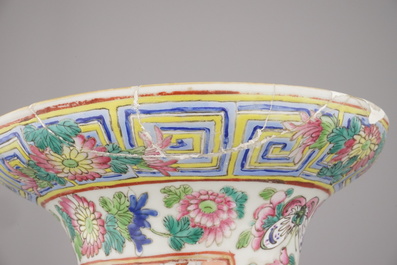 Paire de grands vases chinois, famille rose, 19e