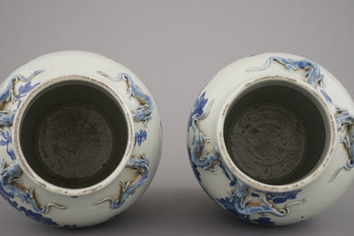 Paire de vases couverts en porcelaine de Chine, bleu et blanc, 19e