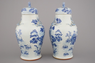 Paire de vases couverts en porcelaine de Chine, bleu et blanc, 19e