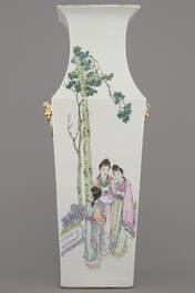 A refined Chinese porcelain square vase, 19/20th C.