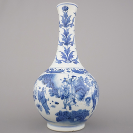 A Chinese porcelain blue and white Transitional bottle vase, late Ming Dynasty, 17th C.