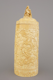 Fijne Chinese gegraveerde ivoren beker met deksel, ca 1900