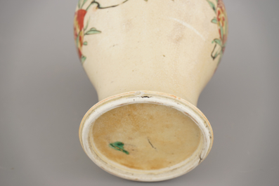 Vase en porcelaine de Chine, caf&eacute; au lait &agrave; d&eacute;cor wucai sansuo, Kangxi, env. 1690