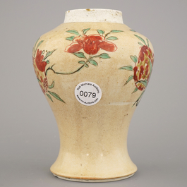 Vase en porcelaine de Chine, caf&eacute; au lait &agrave; d&eacute;cor wucai sansuo, Kangxi, env. 1690